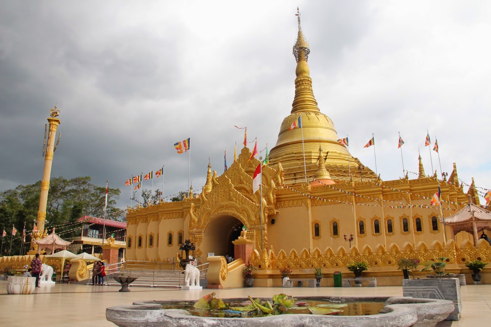 Pagoda Tertinggi Di Indonesia Terdapat di Taman Alam ...