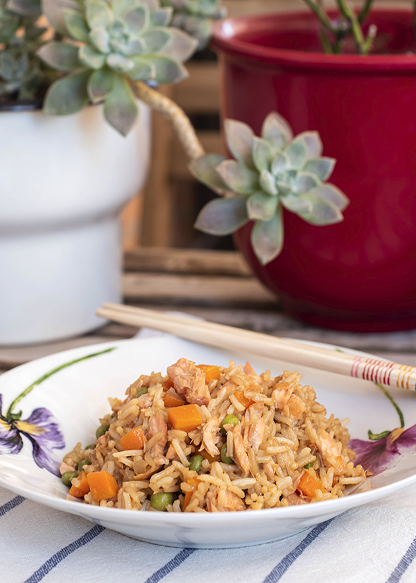 Arroz con salmón estilo oriental