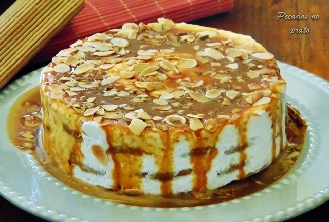 Bolo de bolacha com cobertura de caramelo 