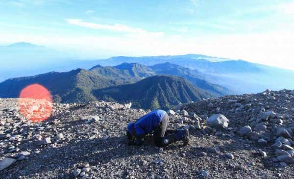  Viral Kemunculan Langka Lapisan Es di Mahameru