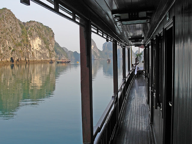 La baie d'Along au petit matin, Vietnam