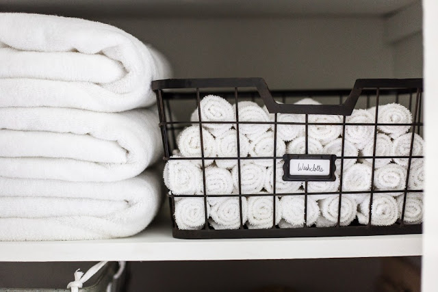 Linen Closet Organization Makeover pointers for ideal linen closet organization for the exceptional ways to sort sheets, preserve cleansing components handy, make laundry easier, and feature guest facilities in smooth attain. #organizing #linencloset #enterprise #bathroomorganizing