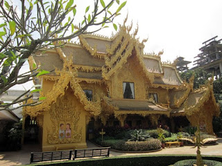 toilet dalam kuil white temple terbuat dari emas