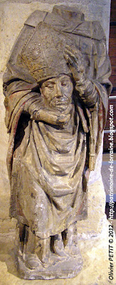 Statue de Saint Denis en pierre calcaire polychrome. XVe siècle.