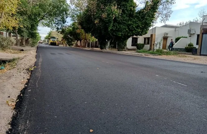El plan de asfalto municipal sigue avanzando en barrios y distritos