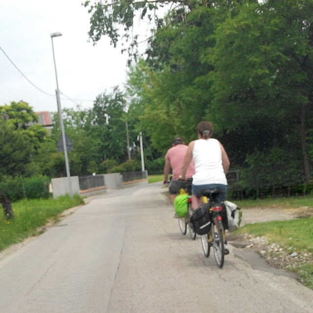 Coppia di cicloturisti di passaggio in Baruchella (Treviso), giugno 2016