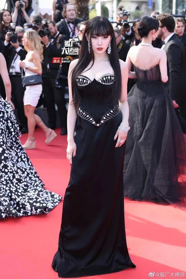 Giselle con vestido de noche enjoyado en Cannes, Giselle, integrante de aespa, irradia sensualidad con un deslumbrante vestido de noche enjoyado en el Festival de Cine de Cannes. Su diseño de corsé y su belleza cautivan a todos los presentes.