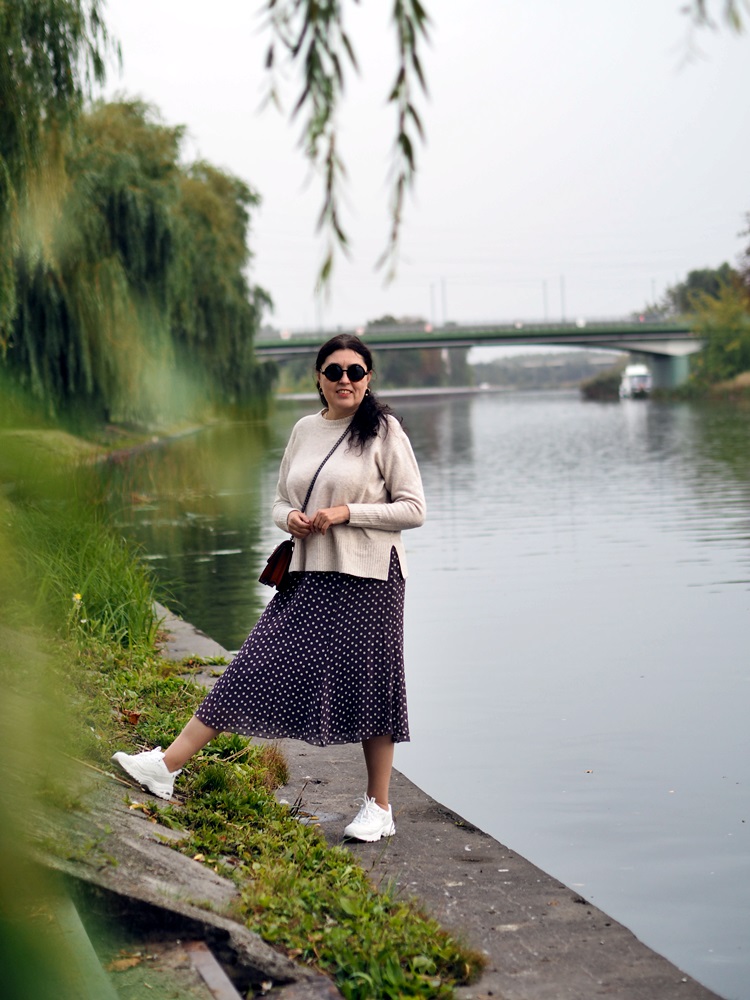 Jedwabna spódnica, oversizowy sweter / Silk skirt, oversized sweater