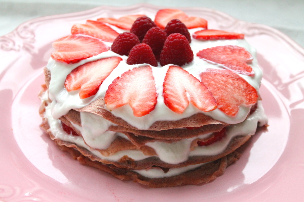 Crêpes de avena y remolacha: Tarta de crêpes y fresas para San Valentín