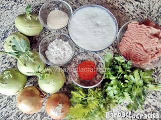 ingrediente reteta gulii umplute la cuptor in sos alb - carne tocata, lapte, ceapa, faina, boia, nucsoara