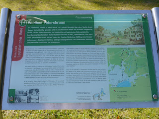 Informationstafel zur Station Wildbad Petersbrunn des Rundwegs Rund ums Leutstettener Moos
