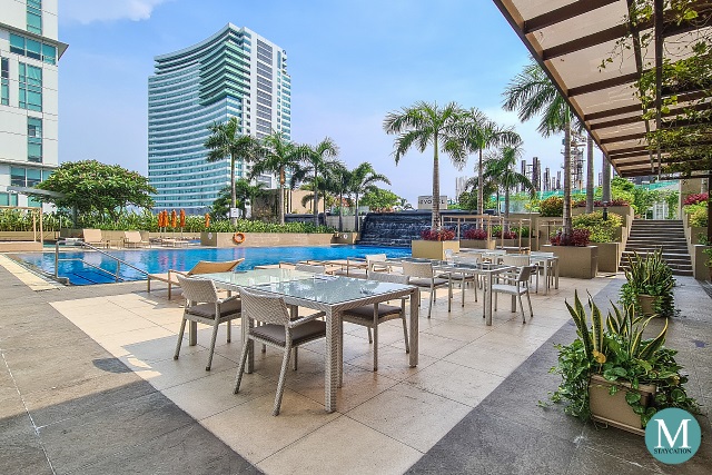 The 6th Pool Bar and Lounge at Novotel Manila Araneta City