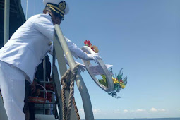 Peringati Hari Pahlawan, Lanal Saumlaki Gelar Tabur Bunga di Laut