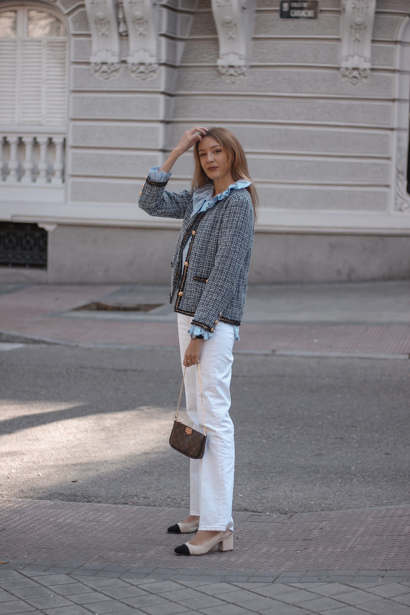 look-oficina-blusa-volantes-cuello-chicwish-americana-tweed-venca-pantalones-flare-blancos-preppyels