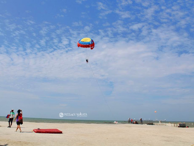 Bermain Parasailing di Pantai Bali Lestari