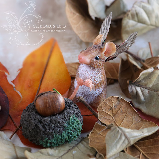 Mini Scultura Fata nella Nocciola con Topino