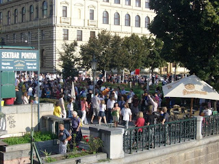 Palachovo náměstí – protestující se vracejí od Augiášova chléva, neboli Sněmovny.