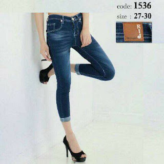 celana jeans pendek, celana jeans pendek wanita, celana jeans premium, celana jeans murah, grosir celana jeans, celana jeans robek, lipat bawah