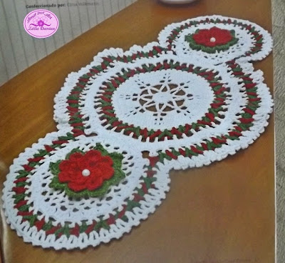 Caminhos de mesa em crochê com flores e gráficos.