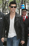 The fans went crazy when Taylor Lautner arrive at his hotel in Paris, .