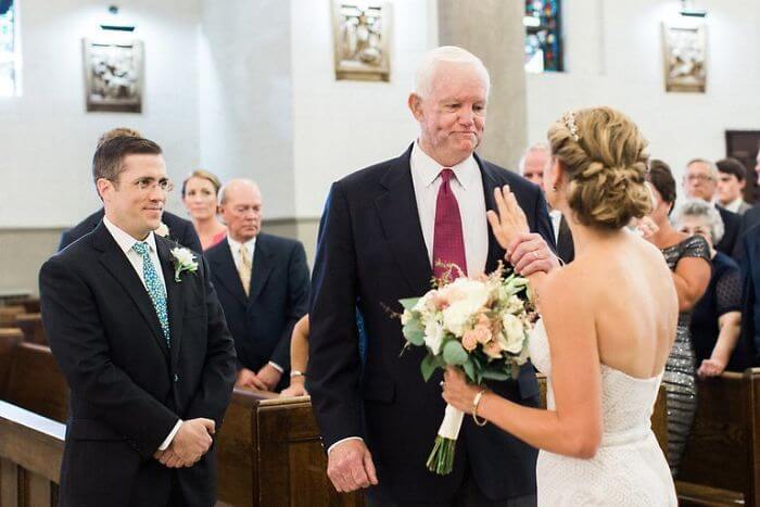 30 Heartwarming Photos That Restored Our Faith In Humanity - The Bride's Father Died Ten Years Ago And His Heart Was Donated. The Man Who Received The Transplant Walked Her Down The Aisle