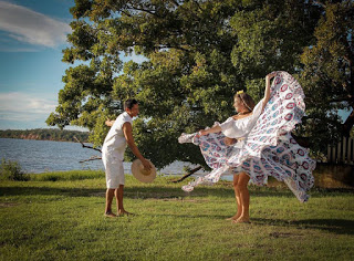 Casal que dança junto a beleza do carimbó.