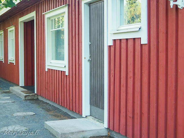 Punainen puutalon julkisivu ennen huoltomaalausta