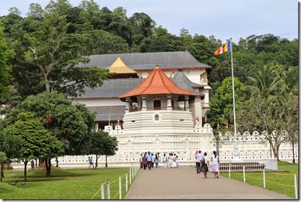 Front_view_of_Temple_of_the_Tooth,_Kandy