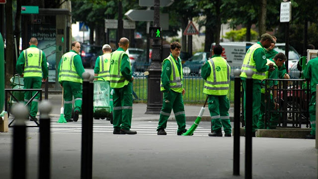 Pekerja Sanitasi Paris sedang bersiap-siap untuk turun di medan tempur (en.rfi.fr)