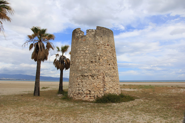 La Torre di Mezza Spiaggia risale al XVI secolo, quando gli spagnoli decisero di fortificare l'intera costa della Sardegna.