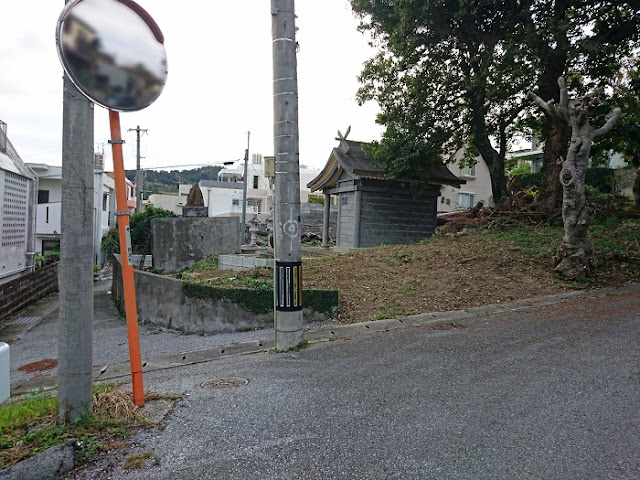 謝名越之殿・与那城大主之碑・龍宮神の写真