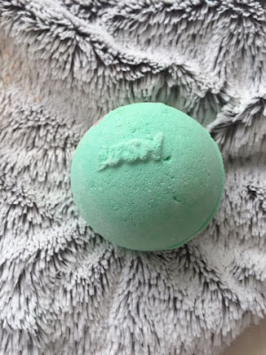 Avobath Lush cosmetics bath bomb