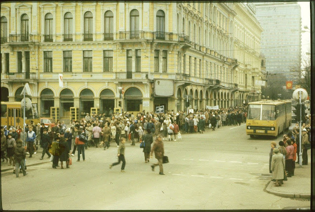 27 апреля 1988 года. Перекресток улицы Ленина и бульвара Райня. Демонстрация против строительства метро в Риге