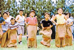 JUEGOS TRADICIONALES DE COSTA RICA: Carrera de sacos.