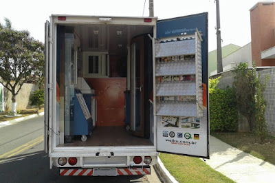 O baú do caminhão da Weiku é um misto de showroom com laboratório de testes.