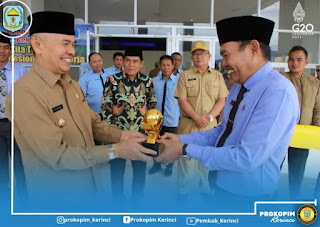 HUT Perumda Air Minum Tirta Sakti, Adirozal Serahkan Bantuan Sambungan Rumah