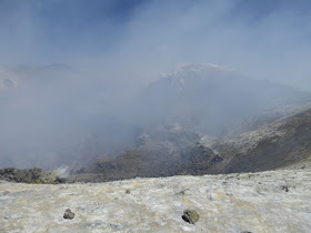 il cratere dell'etna visto dalla zona sulfurea