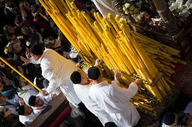 Festa di Sant'Agata a Catania-Giro esterno-Processione dei fedeli devoti con la vara