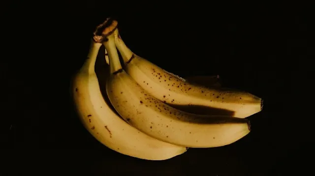 Un plátano maduro, símbolo de la fruta amenazada por enfermedades y el cambio climático