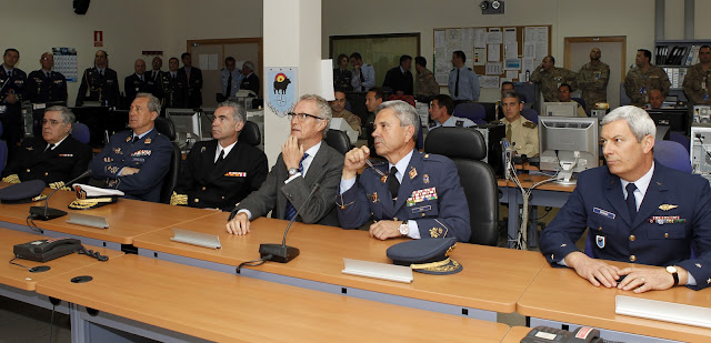 El ministro de Defensa visita el Cuartel General del Mando Aéreo de Combate y el Centro de Operaciones Aéreas Combinadas (CAOC-8 )