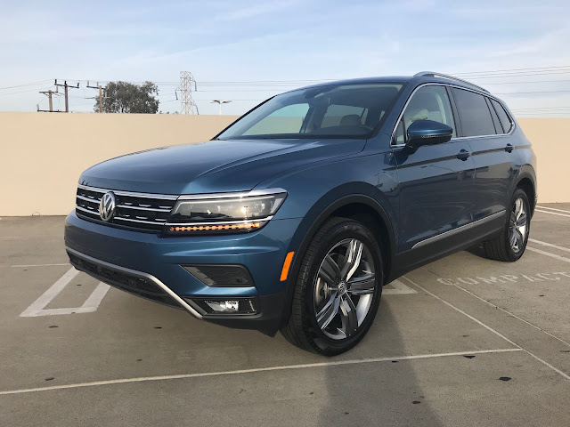 Front 3/4 view of 2019 Volkswagen Tiguan 2.0T SEL Premium w/4MOTION