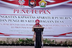 Sekretaris Ditjen Bina Pemdes Kemendagri Paudah memberikan penghargaan kepada pihak-pihak yang terlibat dalam pelatihan aparatur desa Prorgram Penguatan Pemerintahan dan Pembangunan Desa