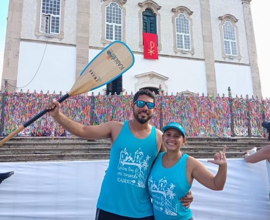 Aponta para fé e rema! Clube de canoagem realiza circuito da 'Lavagem do Bonfim' pelo mar