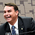Flávio Bolsonaro se nega a responder se o pai aceitará resultado das eleições, usa Forças Armadas e sinaliza golpe