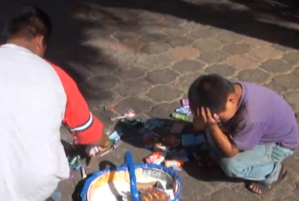 Funcionario de Tabasco humilla a Manuel niño de 10 años vendedor de dulces 