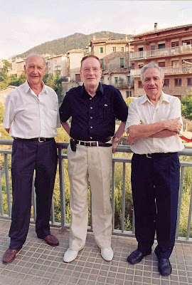Los ajedrecistas veteranos Llorenç Canut Capdevila, Joan Barnola Espelt y General Soler Soler en La Pobla de Lillet en 2007