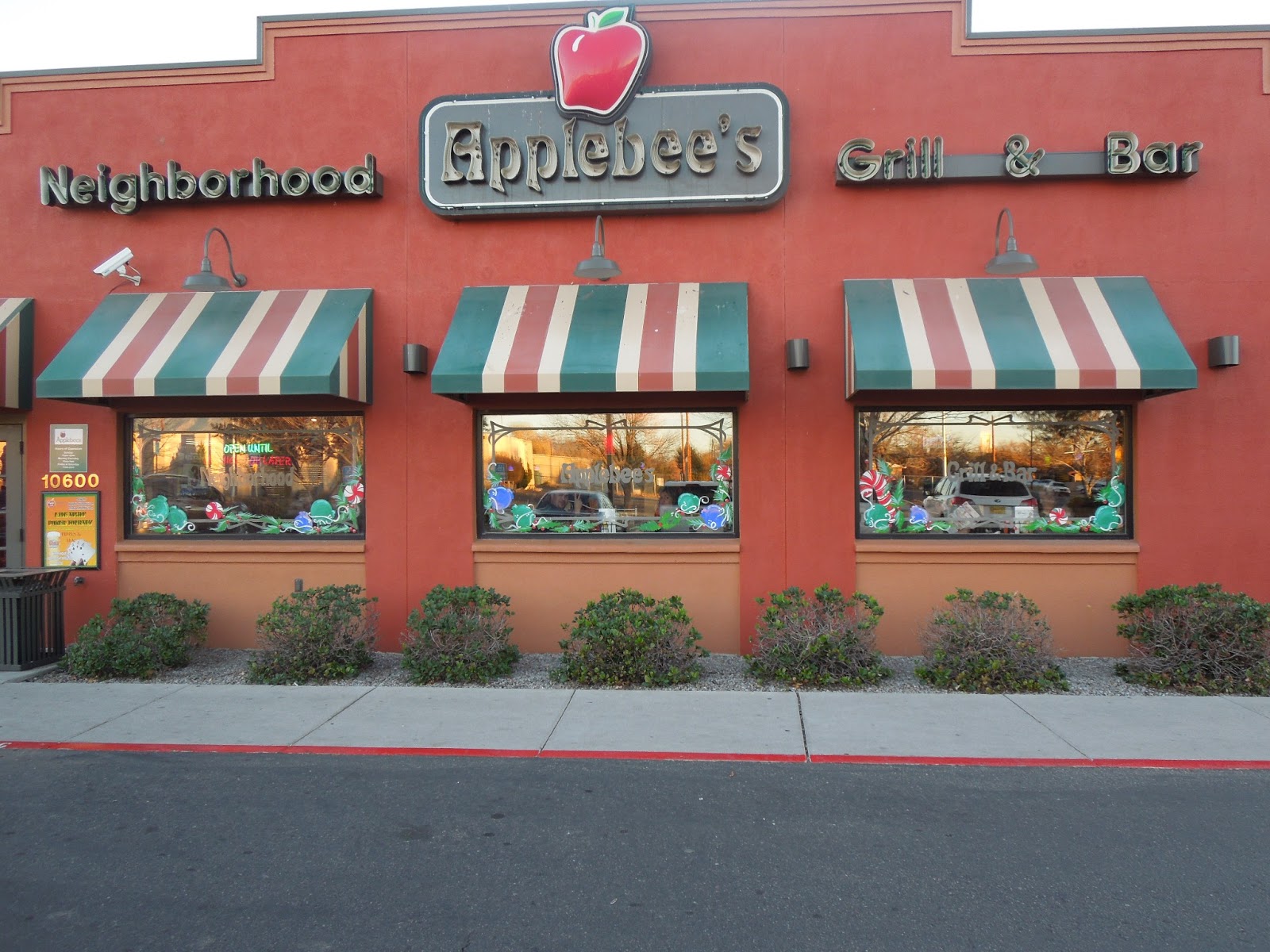 Window Painting for Holidays and Special Events: Holidays at Applebee's