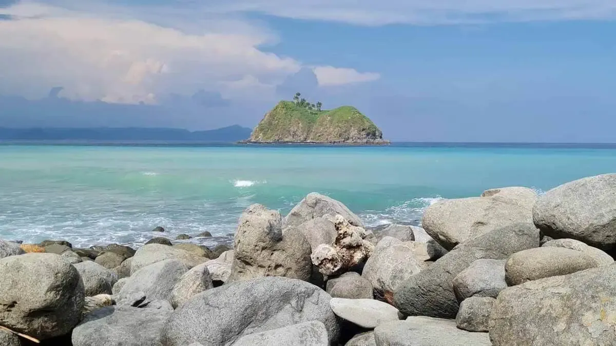 Bukit Batu di Pantai Pengantap