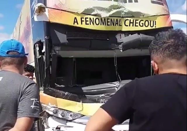Ônibus de cantora de forró se envolve em acidente neste domingo