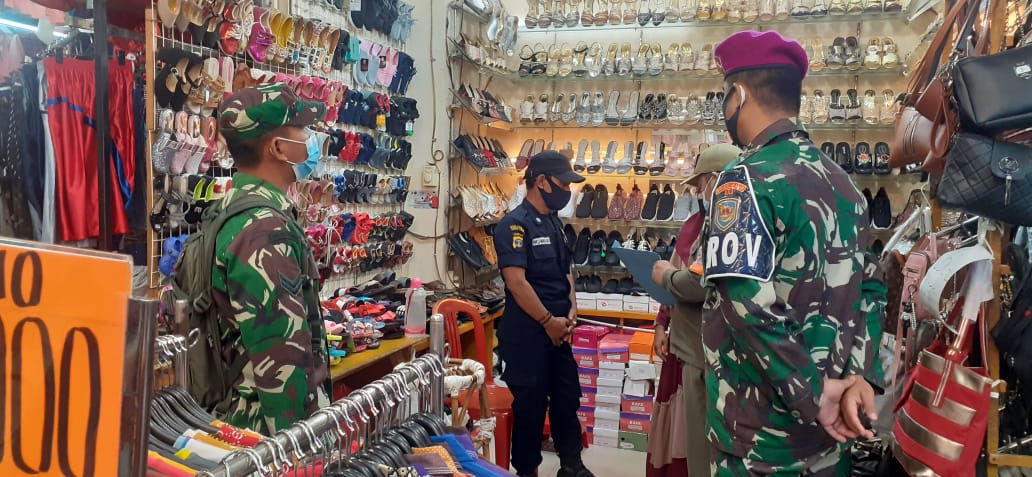 Babinsa Koramil 410-05/TKP Kodim 0410/KBL Sertu Adam, memberikan himbauan kepada warga masyarakat untuk tetap patuhi Protokol Kesehatan (Prokes) di pasar Bambu Kuning